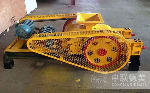 2.jpg 對(duì)輥破碎機(jī)